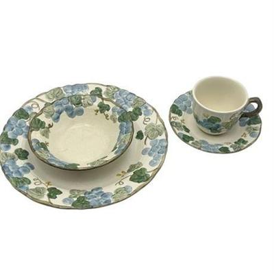 Lot 229   
Poppytrail, Sculpted Grape, Place Setting