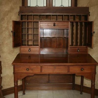 Postmaster’s or Plantation desk 
