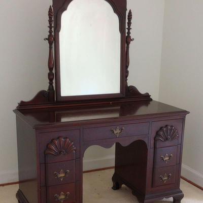 Early 20th Century English Made Georgian Style Mahogany Vanity
