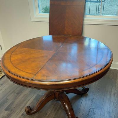 Elegant Round Pedestal Dining Table with Leaf – 70" Diameter