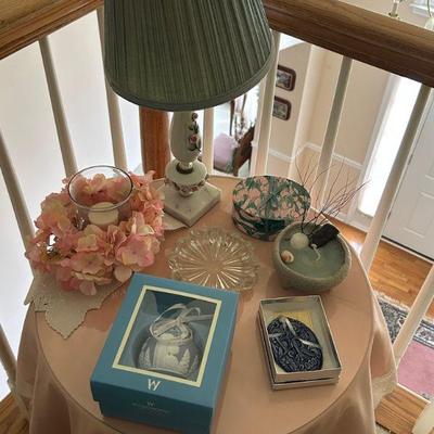 A great selection of indoor decor, accent tables and lamps 