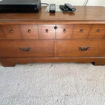 Available in auction - Lot 8 - Lane chest 