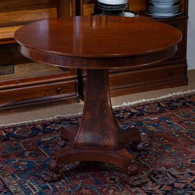 vintage Davis Cabinet Co. Queen Anne style two leaf extension dining table