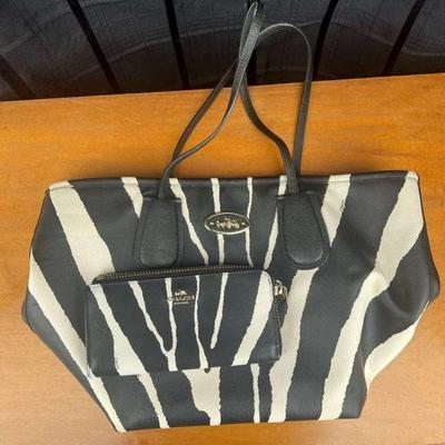 Ct166v black and white coach bag with matching wallet