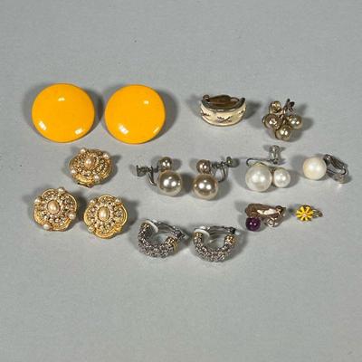COSTUME JEWELRY EARRINGS | Mixed lot of costume jewelry earrings including: pearl earrings, gold-tone & pearl earrings, various mixed...