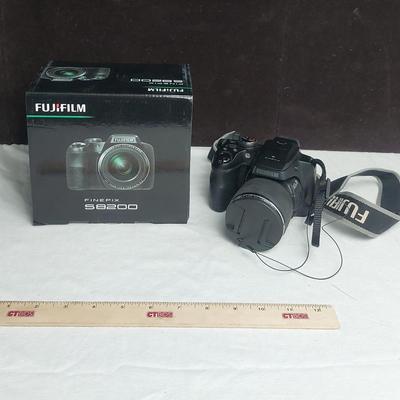 Vintage Fujifilm 40x Finepix S8200 Camera