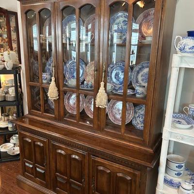 Vintage solid wood Ethan Allen bubble glass china cabinet. Fully lined. 