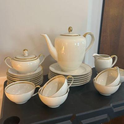Stunning tea set. Made by Johann Seltmann Vohenstrauss, Bavaria. Includes teapot, 6 luncheon plates, 6 saucers, sugar, creamer, and 6...