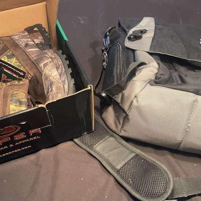 Men’s Mossy Oak Hiking Boots Size 11 & Travel Bag