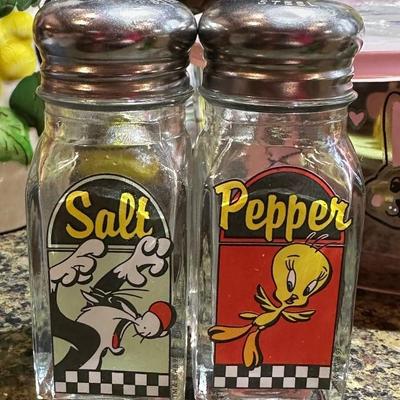 Vintage looney tunes salt and pepper shakers