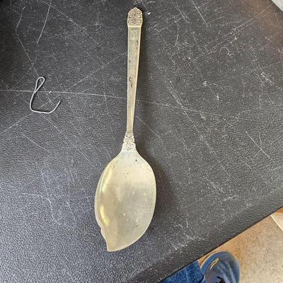 925