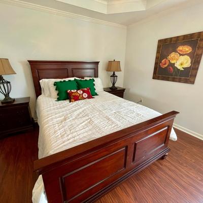 Lot 007-MBR: Broyhill Queen Bed Vignette