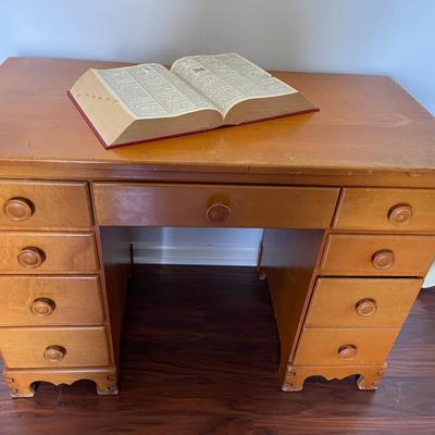 Lot 014-BR2: Small Vintage Thomasville Desk