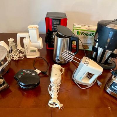 Lot 043-K: A Gaggle of Small Kitchen Appliances