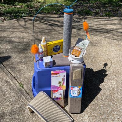 Lot 070-GAR: Cat Accessory Assortment