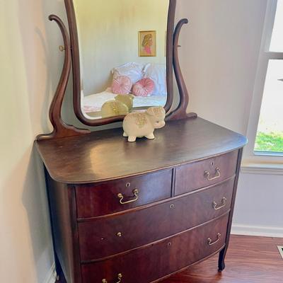 Lot 010-BR1: Antique Dresser w/ Mirror