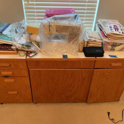 Sellers Delight – Includes All Items Pictured, The Machine And Sewing Table 59 X 23 X 28
