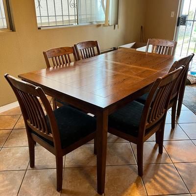 Adjustable Living Room Table With 6 Upholstered Chairs
