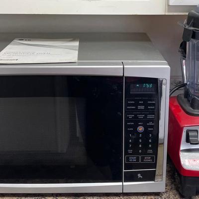 LG Microwave And Vita Mix With Attachments