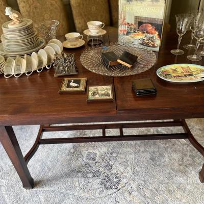 DINING TABLE 30X 60
EXTENTION UNDER TABLE