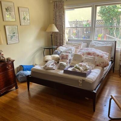 PLATFORM BED/ MATTRESS
LINENS