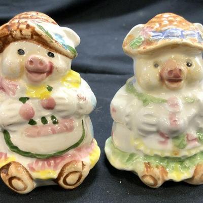 Hand Painted Porc Pig Salt & Pepper Shakers
