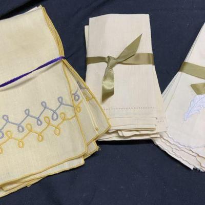 Lot 12 Vtg Table Linens & Hand Towels
