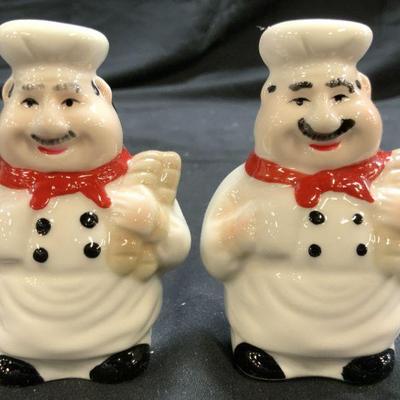Lot 2 Vtg Chef Porc Salt & Pepper Shakers W Box
