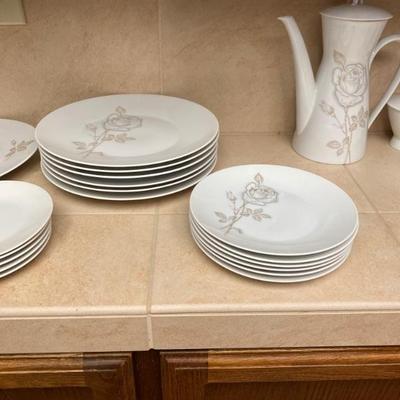 Rosenthal Germany Classic Rose 32 Pieces China Set