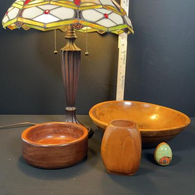 Tiffany Style Lamp And Wooden Bowls