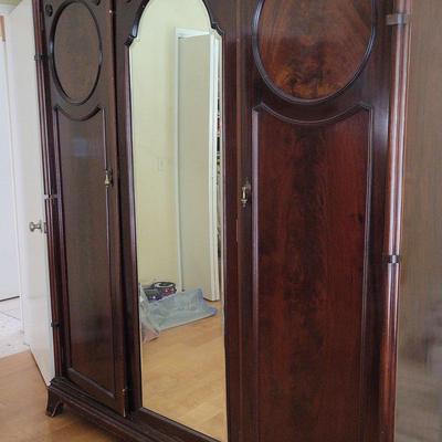EXQUISITE VINTAGE ARMOIRE 