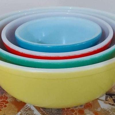 SET OF PYREX BOWLS 