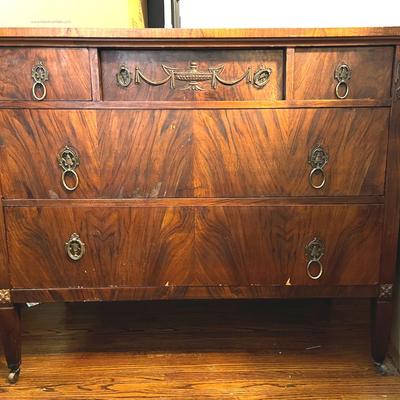 Sligh Grand Rapids 20th Century Chest Of Drawers- Veneer, Louis XIV style