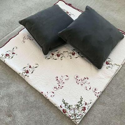 Biltmore Quilt with Two Pillows