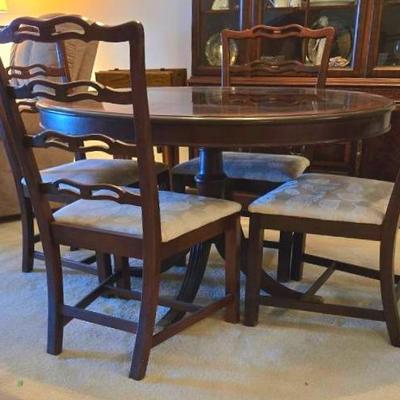 Drexel Oval Dining Table With 4 Chairs And Extra Leaf