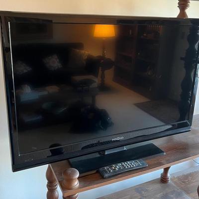 Insignia 39 Inch LCD Flat Screen TV With Remote 