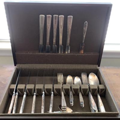 Oneida Community Plate Cutlery “Grosvenor” Pattern plus Wm. Rogers Knives