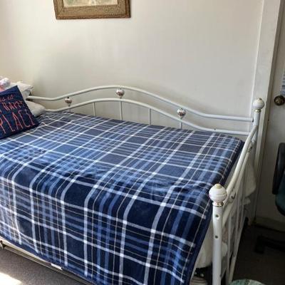 Day bed with trundle and matresses