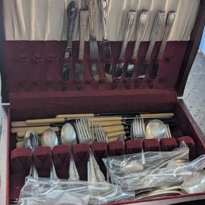 Another vintage silverware set