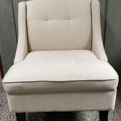 The Signature Design For Ashley Furniture * Nice Modern Sitting Chair In Oatmeal Color
Bonus Scarf! Very clean!