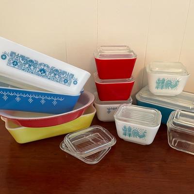 Vintage Pyrex Baking Dishes & Storage