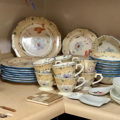 Floral dinnerware set