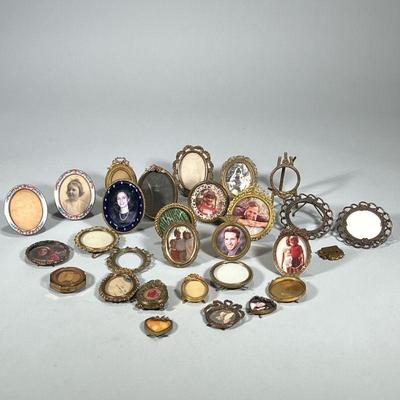 MINIATURE ROUND PICTURE FRAMES | Large lot of miniature rounded brass & copper picture frames.

