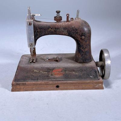 ARTCRAFT JUNIOR MISS SEWING MACHINE | Artcraft Metal Products Junior Miss small sewing machine Dimensions: h. 7.5 x w. 9 x d. 4.5 in