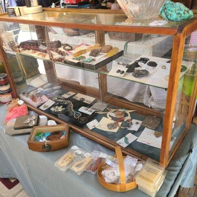 Jewelry display case 