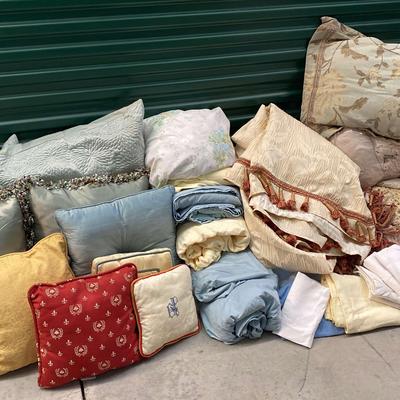 Bedroom Linens & Tablecloths