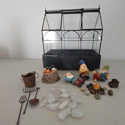 Glass House Terrarium w/Gnome Figures 
