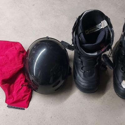 HELMET, GOGGLES & SNOW BOOTS
