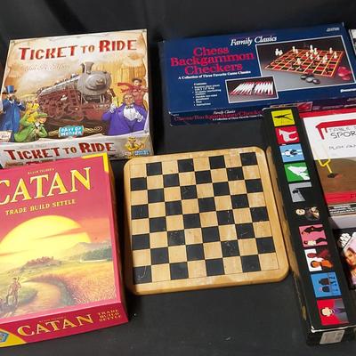 LOT OF ASSORTED GAMES - VINTAGE & CONTEMPORARY 