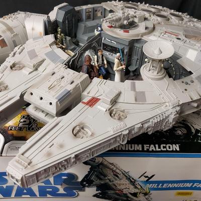 SUPER FUN MILLENNIUM FALCON WITH ORIGINAL PACKAGING AND FIGURES 